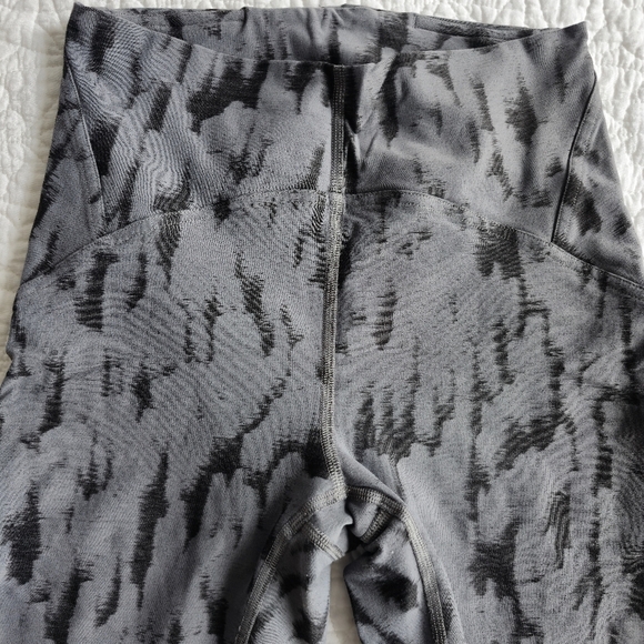 Lululemon InStill High-Rise Crop Tight 23" - Camo Asphalt Grey Black - Picture 5 of 15